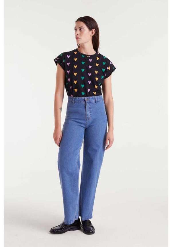 Pantalón vaquero con bordado de corazón