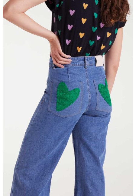 Pantalón vaquero con bordado de corazón