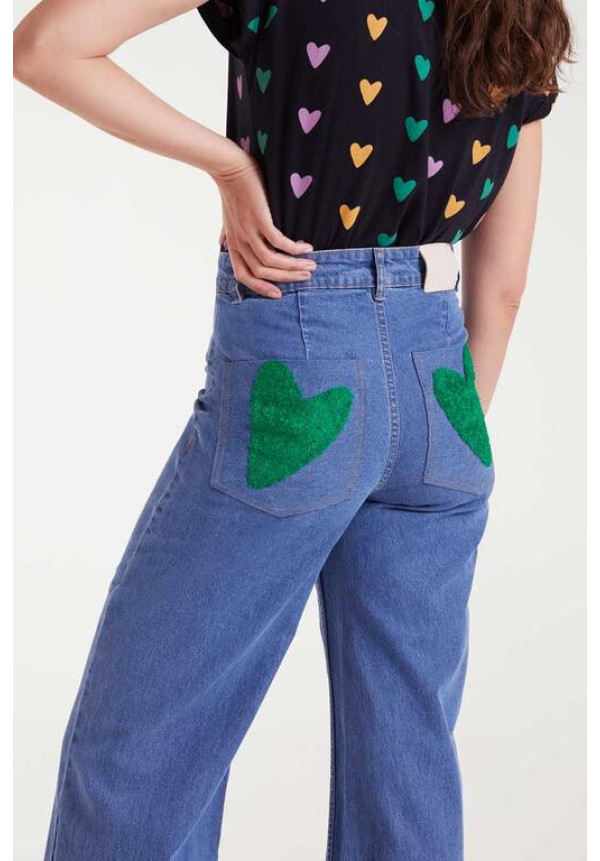 Pantalón vaquero con bordado de corazón