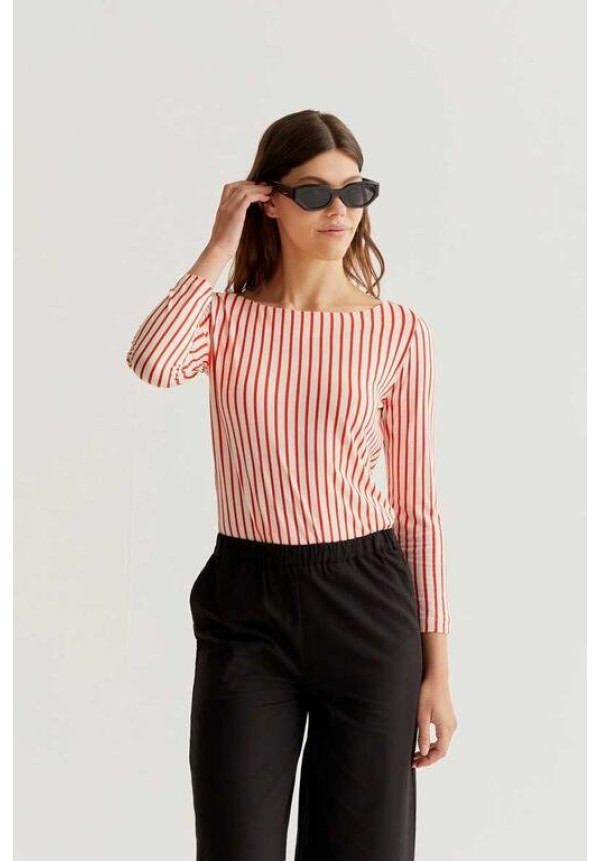 Camiseta con estampado de rayas rojas