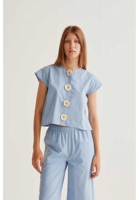 Camisa con detalles de margaritas