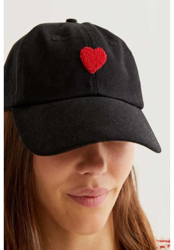 Gorra negra con bordado de corazón