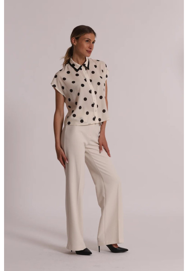 Camisa blanca con lunares negros