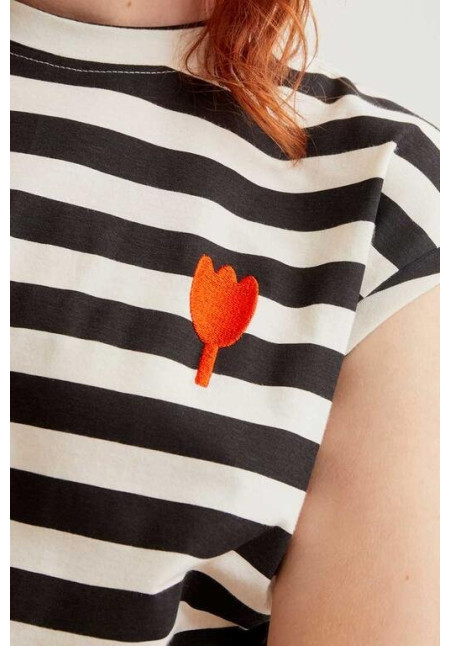 Camiseta con estampado de rayas negras con bordado de tulipán