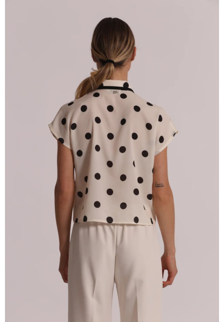 Camisa blanca con lunares negros