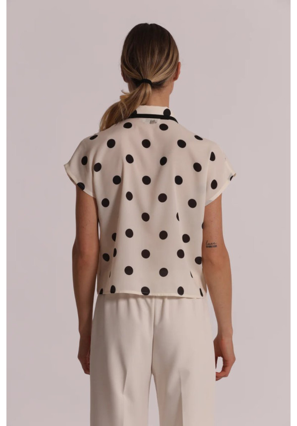 Camisa blanca con lunares negros