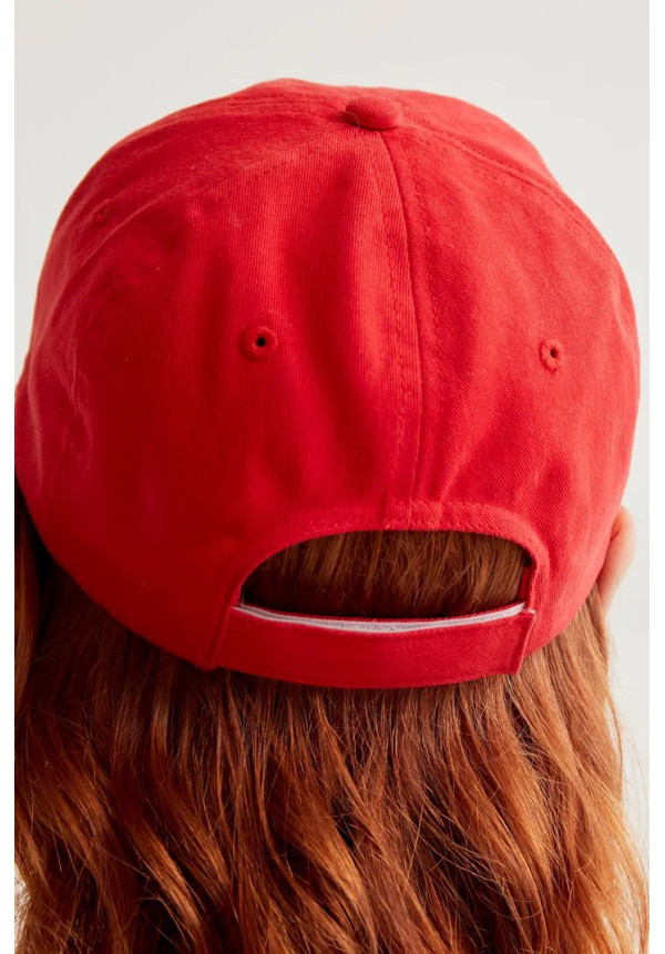 Gorra roja con bordado de cerezas
