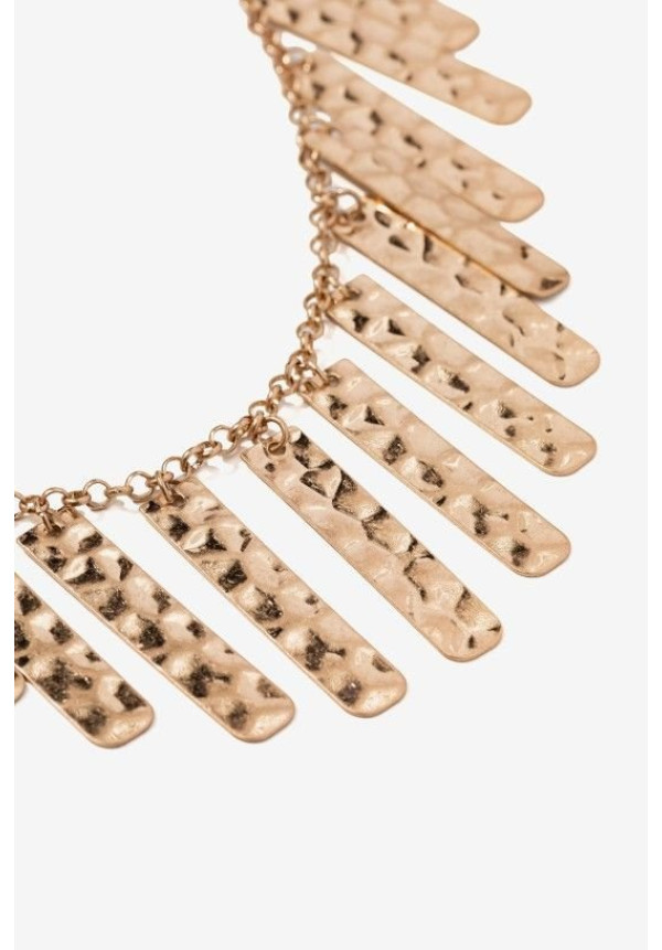 Collar dorado con colgantes