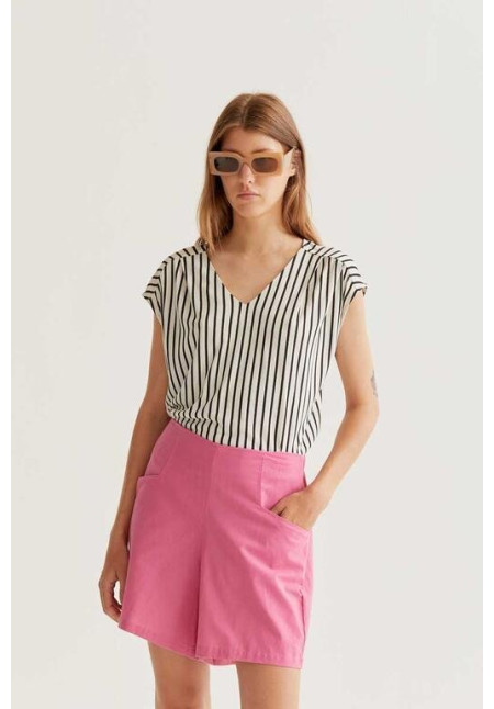 Camiseta con estampado rayas negras