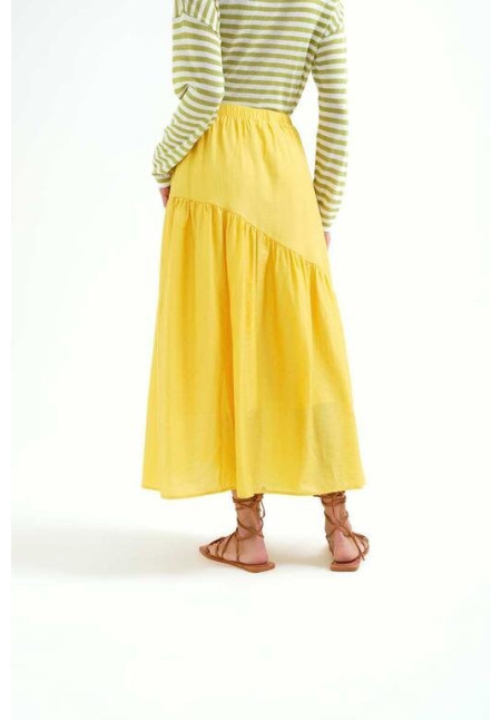 Falda larga amarilla con corte  asimétrico