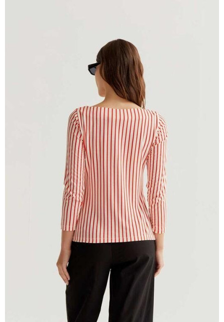 Camiseta con estampado de rayas rojas