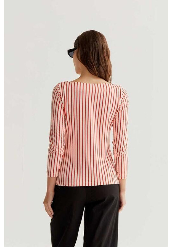 Camiseta con estampado de rayas rojas