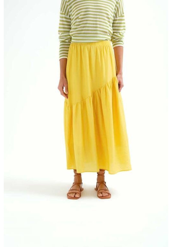 Falda larga amarilla con corte  asimétrico