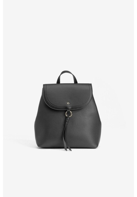 Mochila negra con detalle frontal