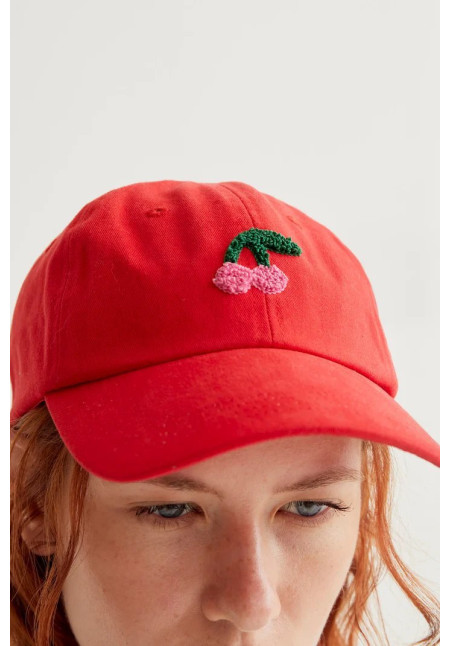 Gorra roja con bordado de cerezas