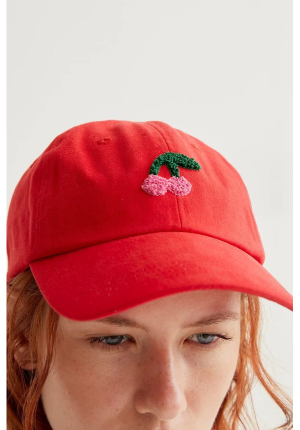 Gorra roja con bordado de cerezas