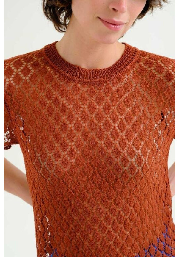 Top punto calado marrón  con rombos