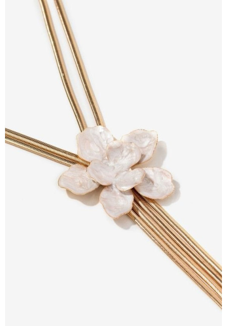 Collar dorado con flor central
