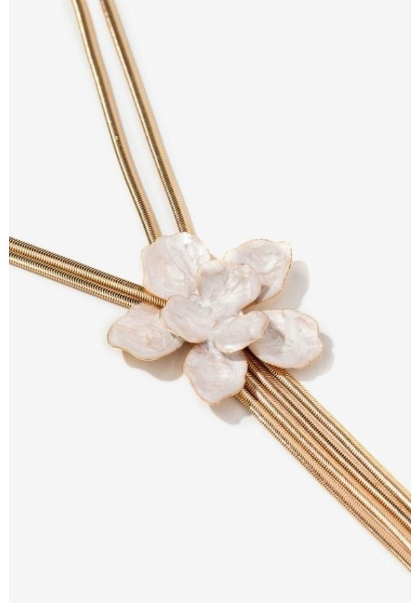 Collar dorado con flor central