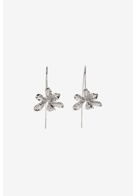 Pendiente flor plateada
