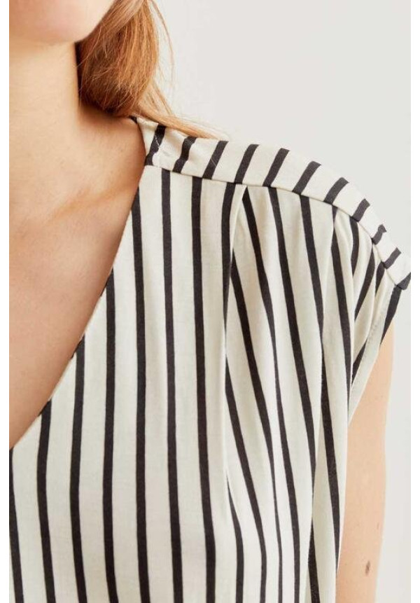 Camiseta con estampado rayas negras