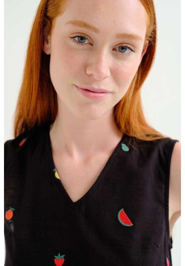 Top 100% algodón negro con bordado  de Ensalada de frutas