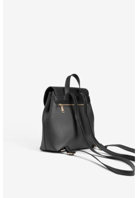 Mochila negra con detalle frontal