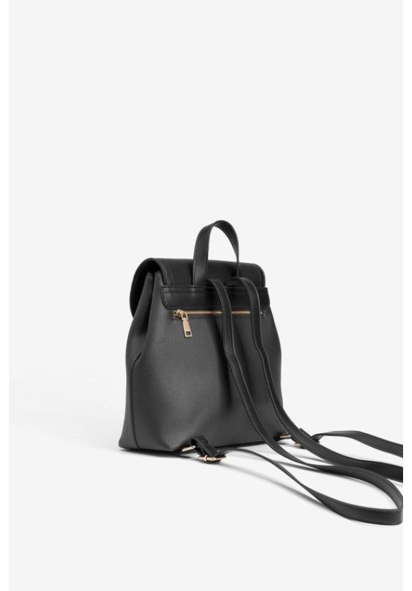 Mochila negra con detalle frontal