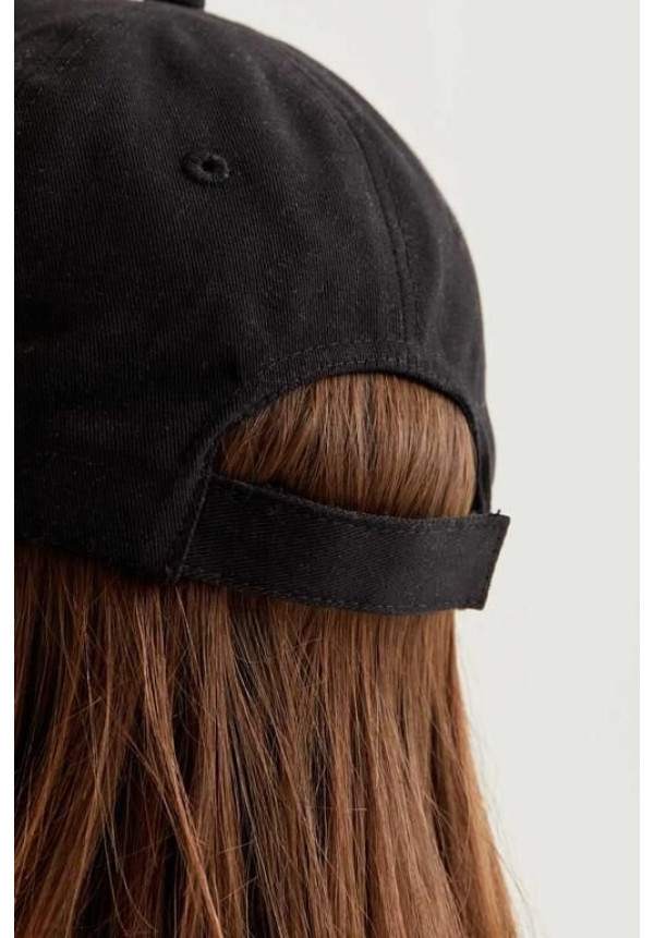 Gorra negra con bordado de corazón