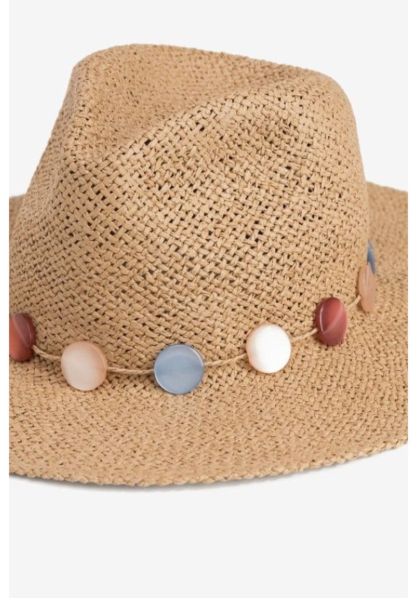 Sombrero beige con abalorios