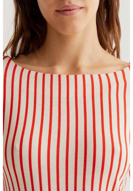 Camiseta con estampado de rayas rojas