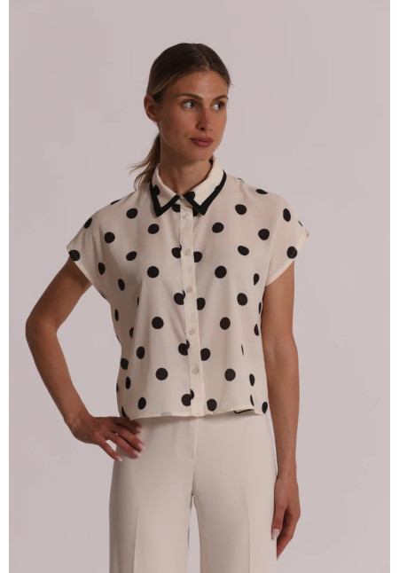 Camisa blanca con lunares negros