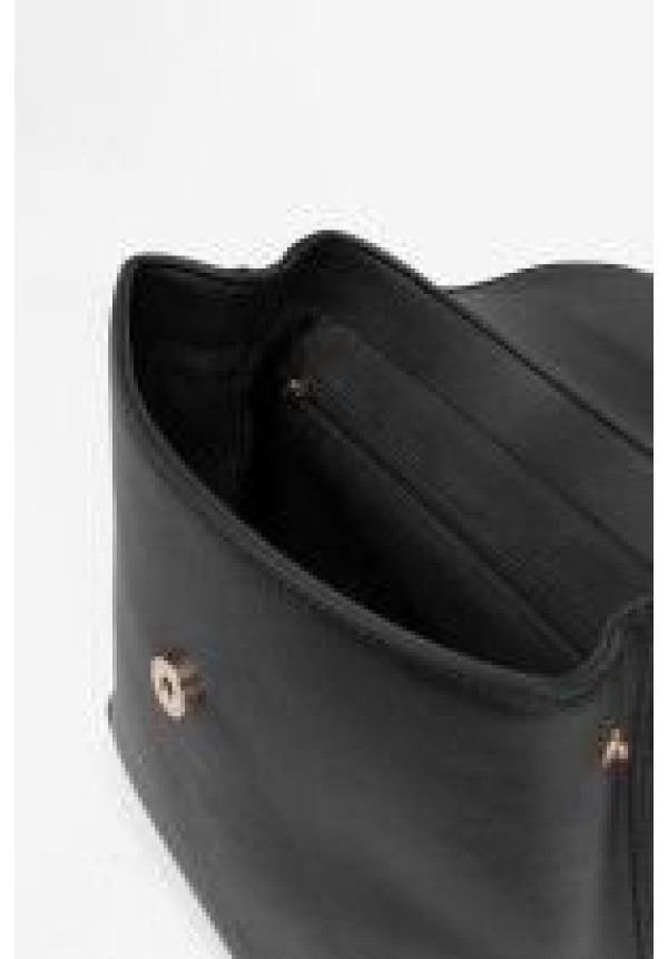 Mochila negra con detalle frontal
