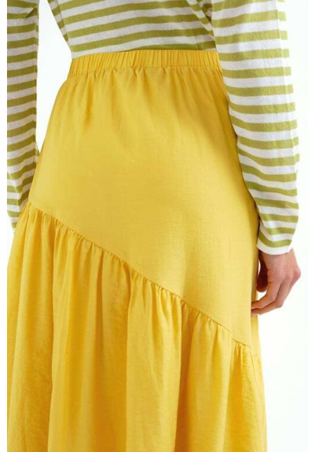 Falda larga amarilla con corte  asimétrico