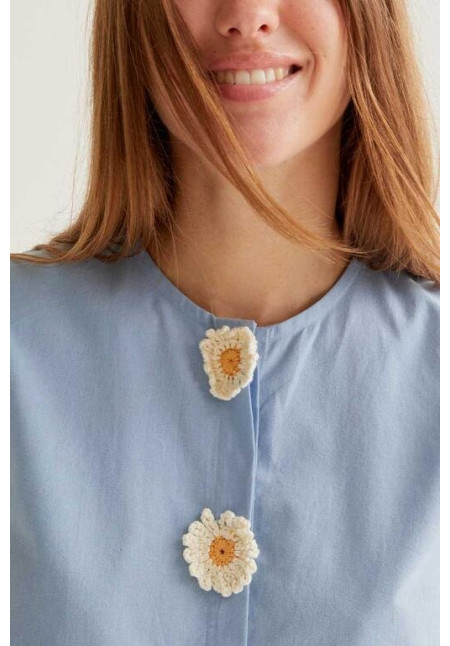 Camisa con detalles de margaritas