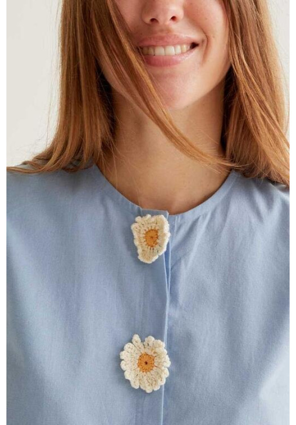 Camisa con detalles de margaritas