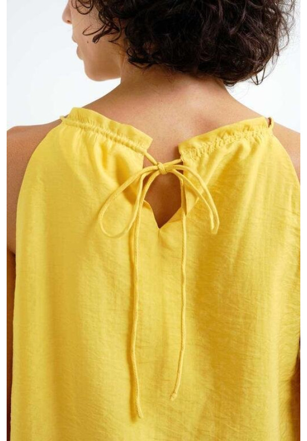 Top halter amarillo