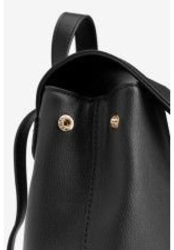 Mochila negra con detalle frontal